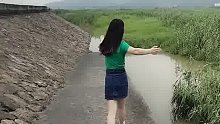 蹦蹦跳跳的女吊絲