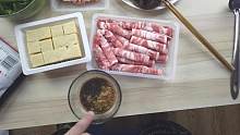 小伙吃不起海底撈，花70塊自己在家涮火鍋大餐