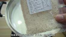 原來街邊的麻辣燙都是用這種料包做出來的，小伙怒煮一大鍋