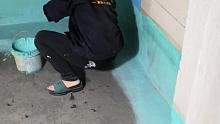 美女防水施工開始