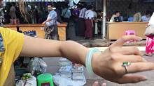 在缅甸谈下一口袋珠宝，美女唯独喜欢这条翡翠手镯，戴上手舍不得摘下！