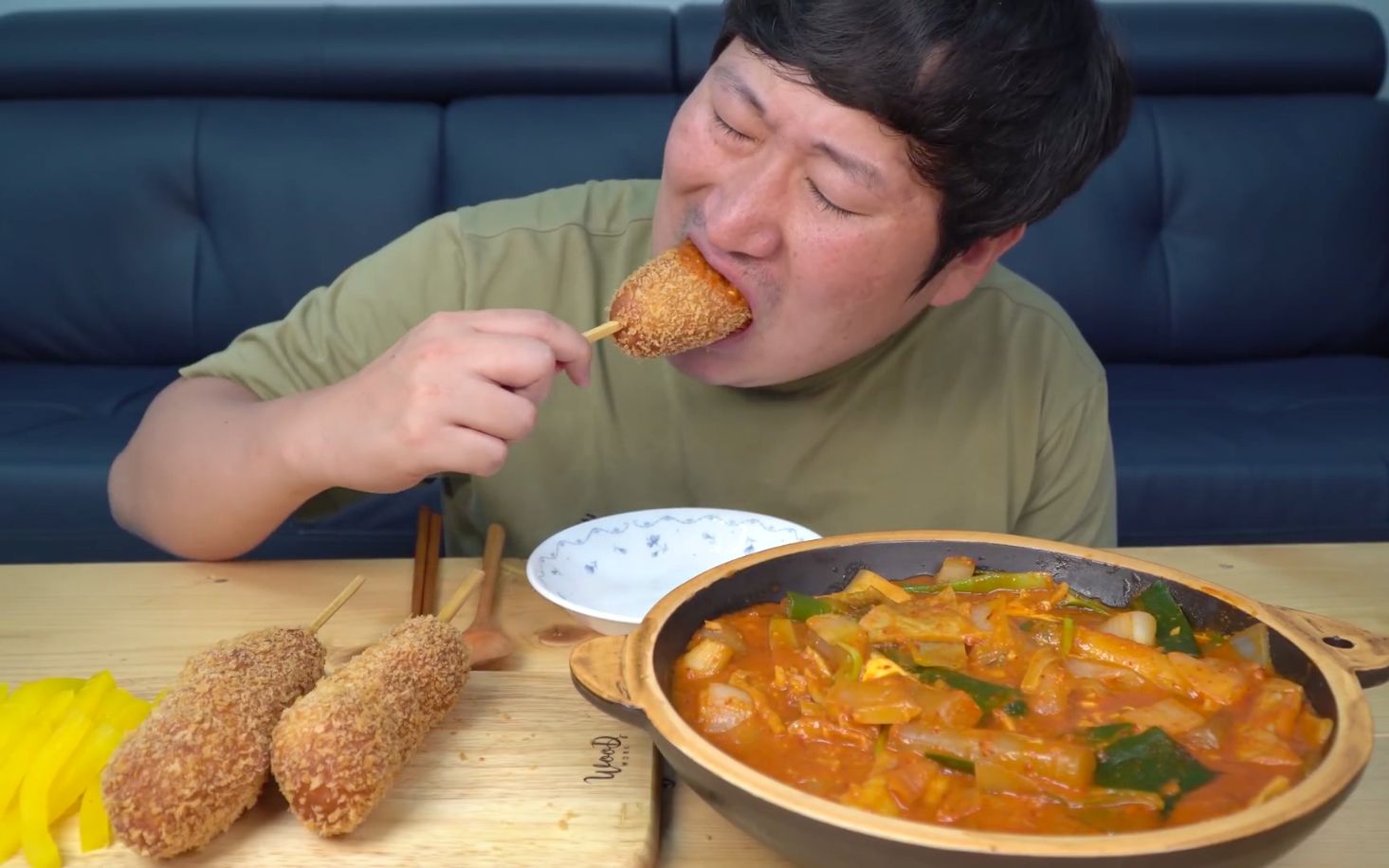 享用网红美食糯米纸炒年糕，与焦香的热狗搭配，味道别提多香了！