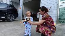 老曾给一一网购两支玩具枪，小家伙只喜欢一支，另一支却不感兴趣