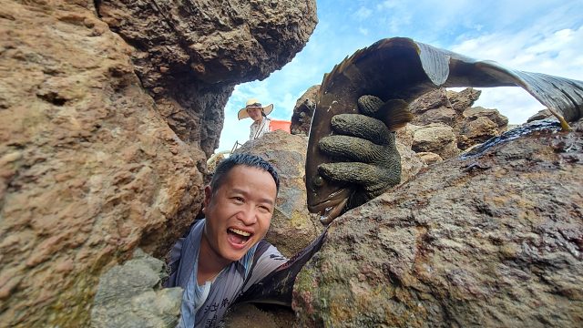 明凭经验找到巨石林立的藏鱼宝坑，这抓鱼水平大伙看了不得不服