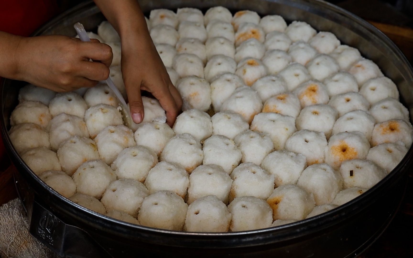 监利小伙神称手，日卖1000炸团子，个个都是90克，误差不到1克重