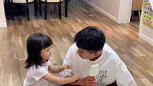 依依为了能吃上一口哥哥的雪糕也是拼了 一直给哥哥献殷勤   #相差12岁兄妹