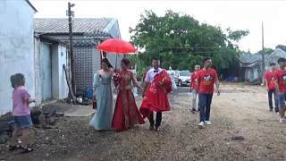 海南农村一帅哥结婚，带着新娘到家，大热天披着红毛毯