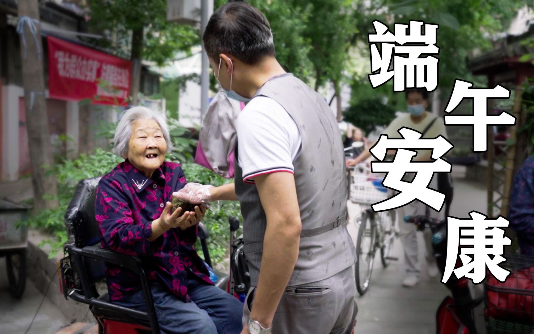 做个古法小炒鸡，徒弟在旁边指指点点，他想出师