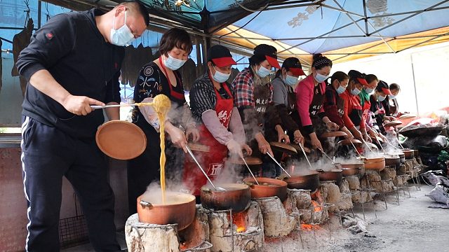 陕西大哥开饭店，哪里没人哪里去，棒槌泥罐挣大钱，3年还清500万