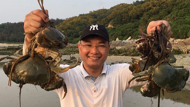 大退潮海边到处是大螃蟹，闲牛赶海随便逛一下，就抓了一大堆好爽