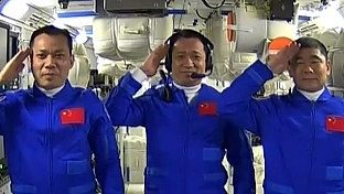 这个敬礼，来自我们自己的太空家园！中国航天，为你骄傲！