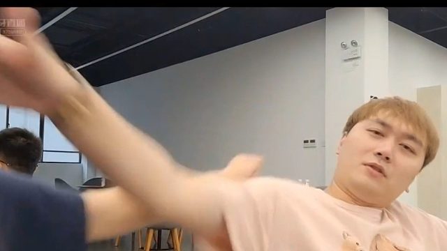 小酷乔妹互秀恩爱，弹幕直呼快PK！  #星秀爆料站#