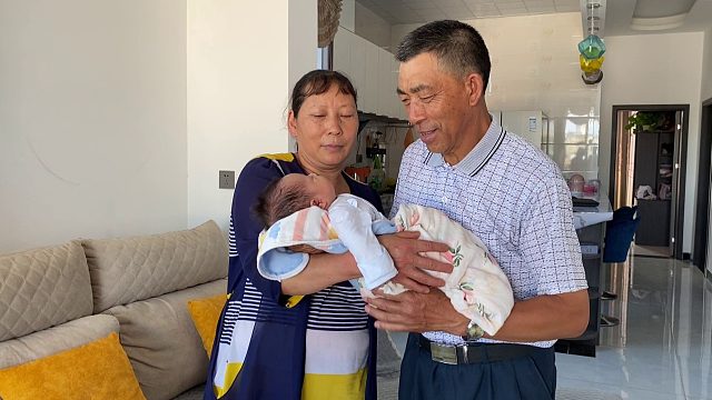 小烨为公婆生了个小孙女，老俩口县城打工回来，抱着孙女乐开了花