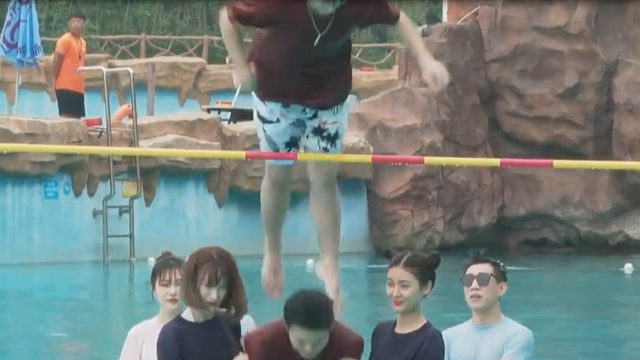 《这就是户外》众主播水中跳高，直呼“这怎么过得去？” #星秀爆料站#