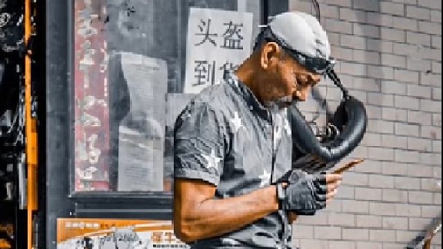 大叔这腿跟健美先生似的，多帅气哦