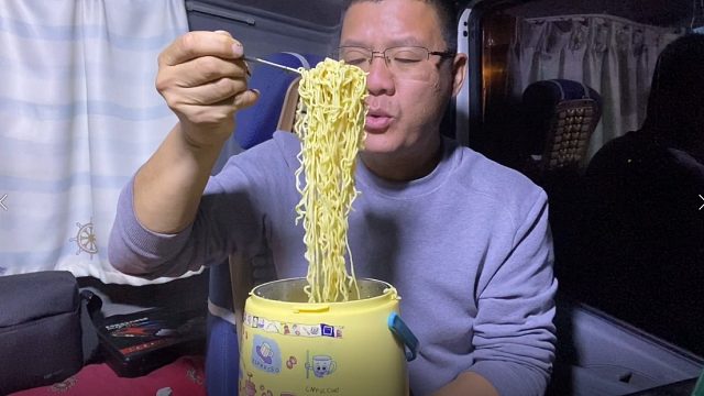 3包方便面，即是晚餐又是夜宵，饿了吃啥都香