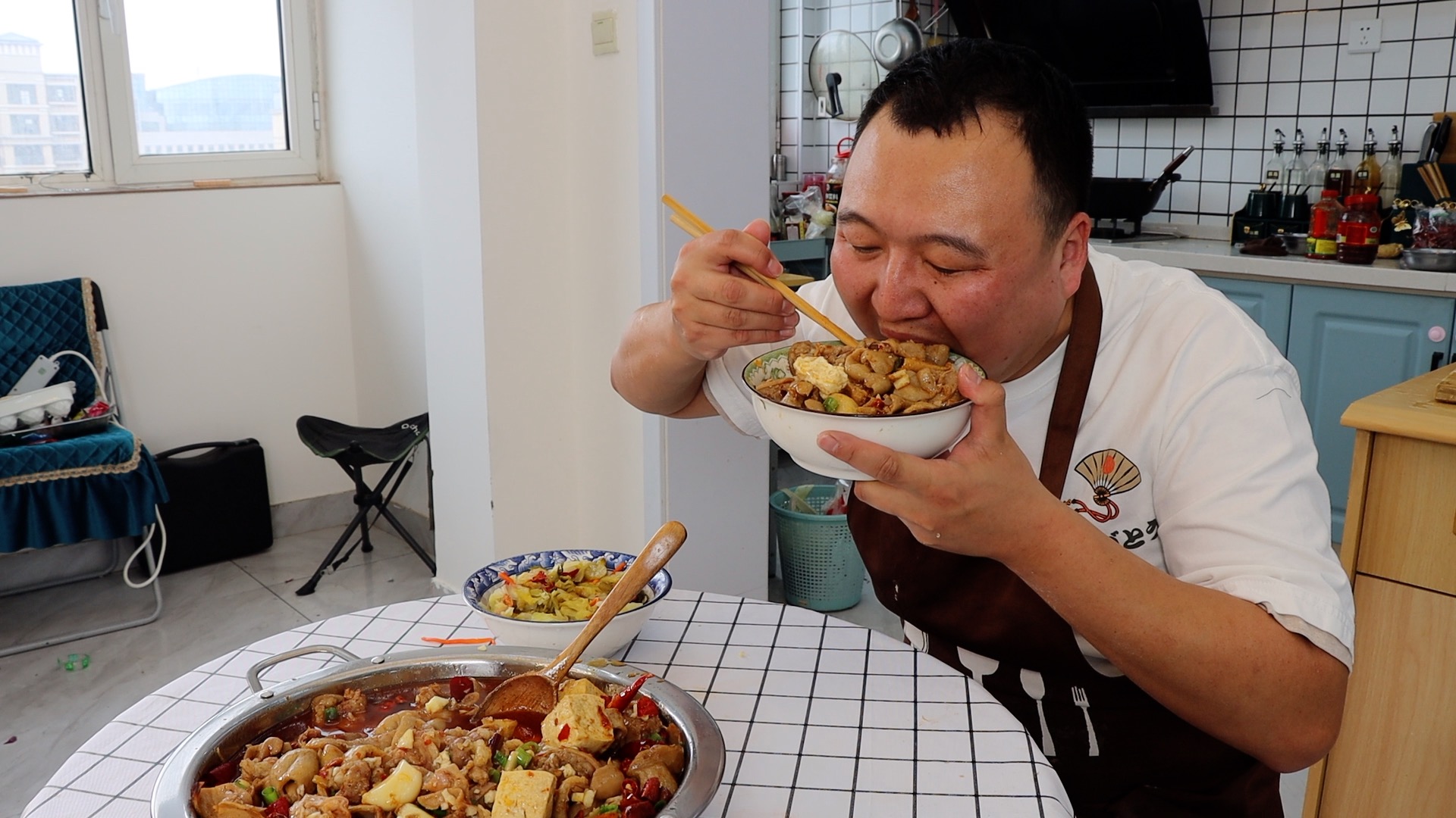 豆花肥肠，小伙吃得满嘴流油