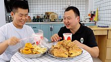 毛豆馋了，给买了点炸鸡，薯条，汉堡，配冰可乐，简直不要太爽。