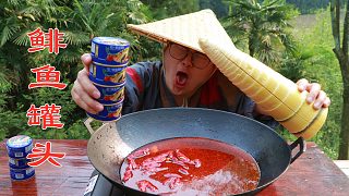 农村小伙突发奇想，竟用鲱鱼罐头煮火锅，这味道真是一言难尽！