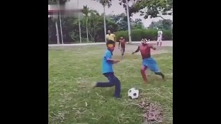 非洲小朋友踢球