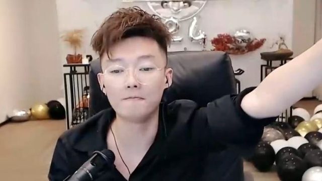 宇文泡怒怼成都帮“我宇文泡没有你们我依然自己能直播5个小时！”