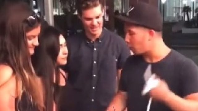 华裔魔术师街头绳子魔术，惊呆了妹子