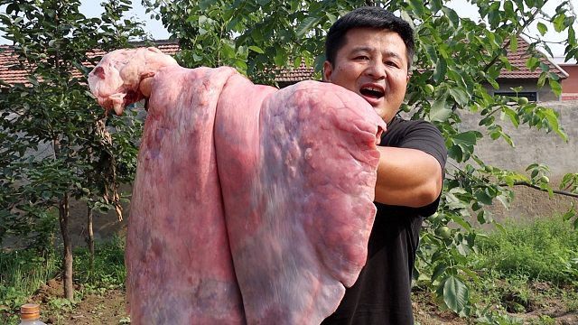 30元买个10斤驴肺，先卤制再上铁板煎，外表酥脆里面Q弹，真过瘾