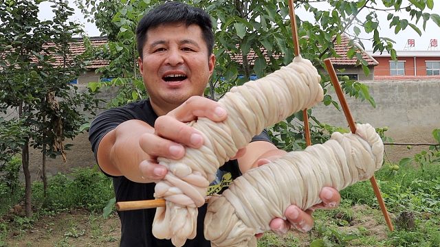 只有北方人才敢吃的美食，100买2套猪小肠，教大家“缠苦肠”，先苦后香，越嚼越香