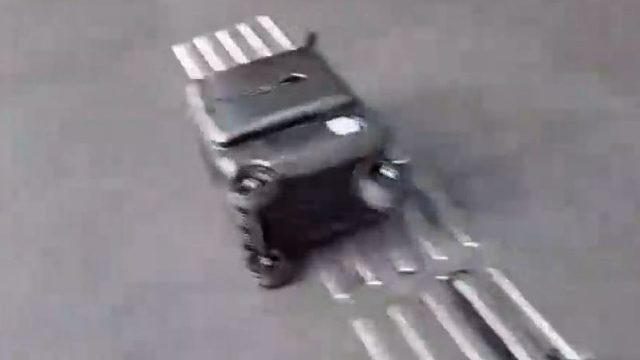 在石被助理扔机场，无处发泄怒踢旅行箱 #星秀爆料站#