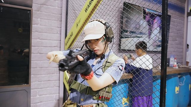 使命召唤真人希拉艾本，你更喜欢谁？ #猛男就该用萌枪 #使命召唤手游 #带着快手逛漫展