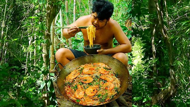 深海的虾个头肥，抓几只煮碗冬阴功汤，虾鲜汤美