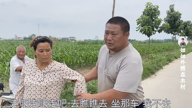 农村老妈下地干活，结果把三轮车拐进沟里，父子俩拎着工具赶紧去