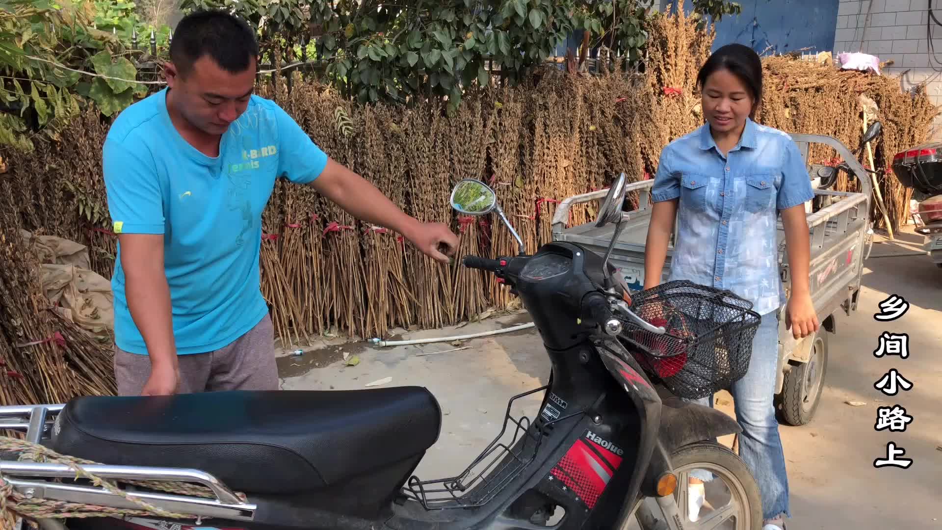 一个喇叭一辆摩托车，猜猜农村妹子这是干啥，喇叭一响妹子害羞了