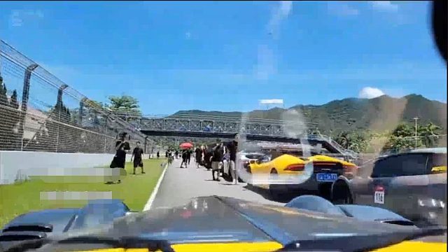 11日，在石开着刚蹭的摩根前往pcrc嘉年华，现场上百辆豪车停在赛道上，十分壮观 #星秀爆料站#