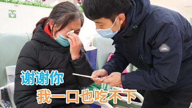 在现场，有好几位一束光的家人认出了我，希望一碗微不足道的饺子，能给他们带去一丝温暖和爱意…24