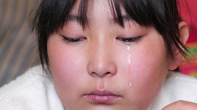 10岁的她是一个gu儿，和奶奶相依。平日里沉默少语，谢谢远方的“临时妈妈”给了孩子别样的爱。155