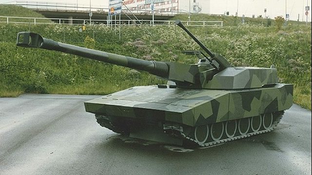 新通行证车STRV2000，蓝弹的伤害有点低