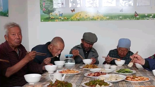 第四家免费午餐正式启动！看着老人们吃着笑着，那一刻我内心非常感动，所有的苦和难都值了