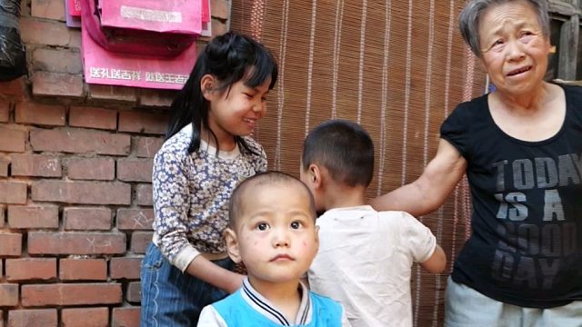 爹没了，妈智力弱下，一连生了6个孩子。多到连我也分不清老五和老六