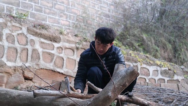 干活是一把好手！劈材的花絮分享给大家，爱你们～