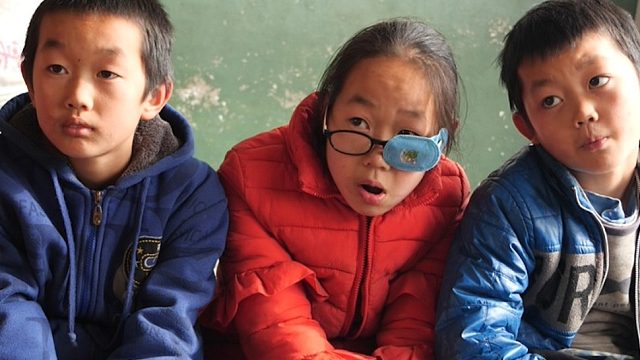 亲情的缺失会影响孩子们，想给孩子找个“临时妈妈”，经常给他打打电话，偶尔的探访