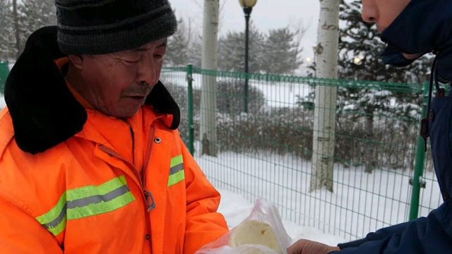 生活里没有容易二字，哭着吃过饭的人是可以坚强活下去的，希望下一个为他们添衣送暖的人是你