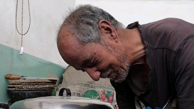 失明大爷67年制作了七八百个电话号码，他对生活的态度让我敬佩，愿大爷以后的生活不再这么辛苦