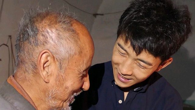 失明大爷说冰箱坏了我便赶紧过来。四次的看望与分别，我和他越来越亲近，只愿他的生活变好