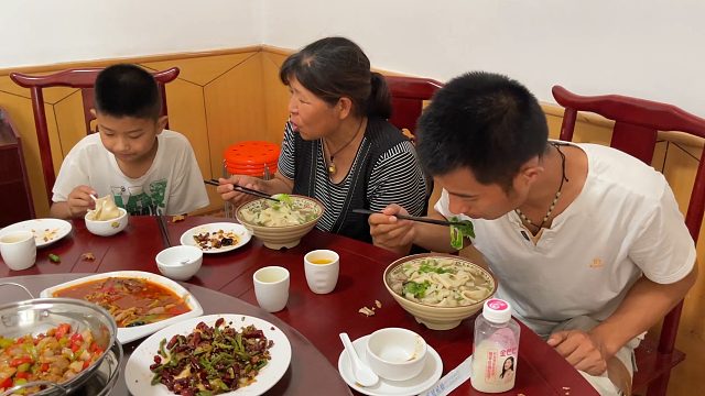 街上开业一家饭店，一家人去尝尝鲜，160元点的菜也不少，真划算