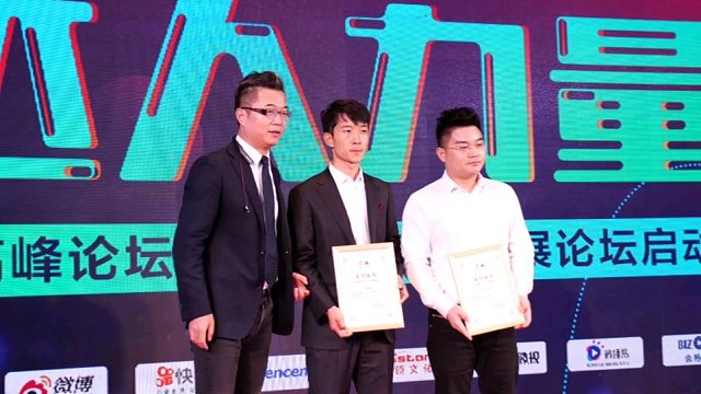 这是奖给我们一束光全体家人们的奖项。谢谢家人的支持！爱你们