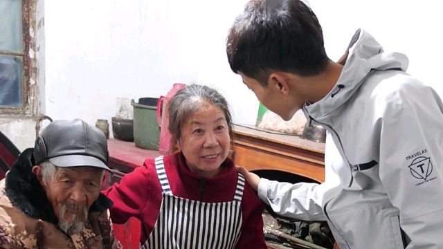 80岁的爷爷不善言语，却做了一辈子的好事，50多岁的阿姨加上阿姨，与他非亲非故，却免费管了他十