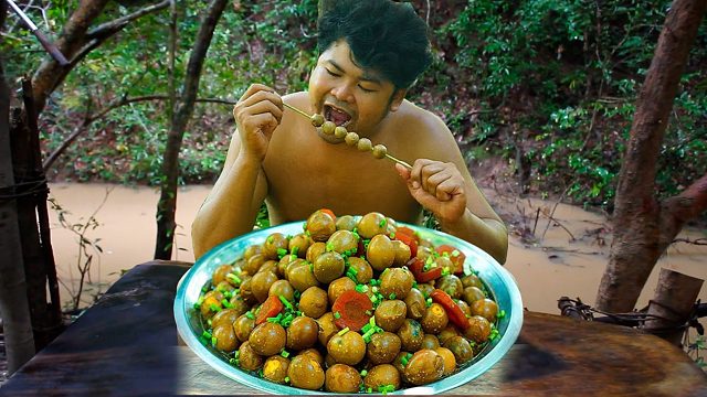 村里养的鹌鹑蛋真多，抓几个卤一锅，一个味真鲜