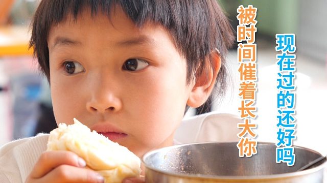 打饭时，当老师把她抱起来那一瞬间，眼睛里进了砖头