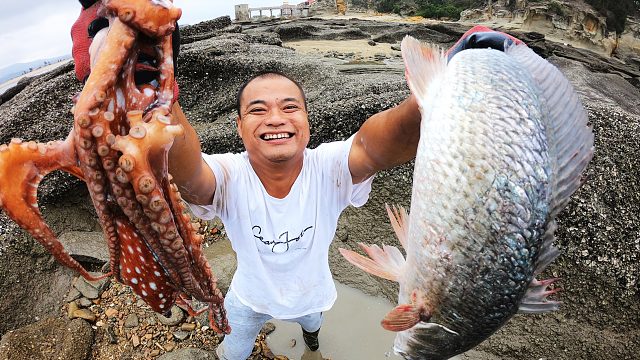 百米悬崖下的2米浑浊深坑，3只同类围攻一条猛货，看得大熊都愣了